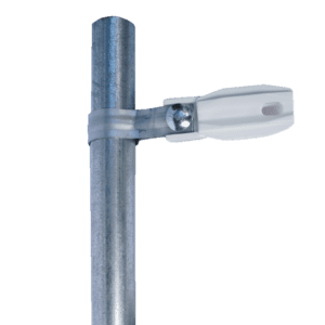 Aislador de paso o esquina de color Blanco con abrazadera incluida de 33-38mm para uso en tubería de malla ciclónica.